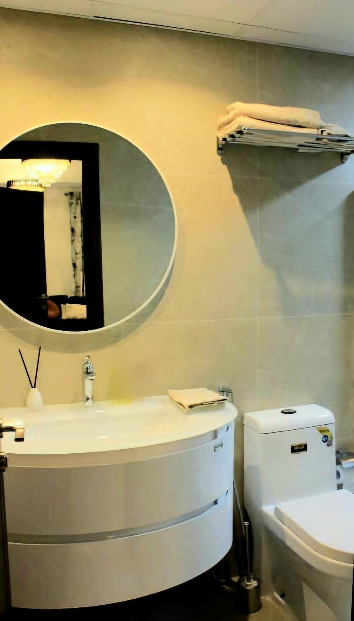 Huge With Full Kitchen Apartment